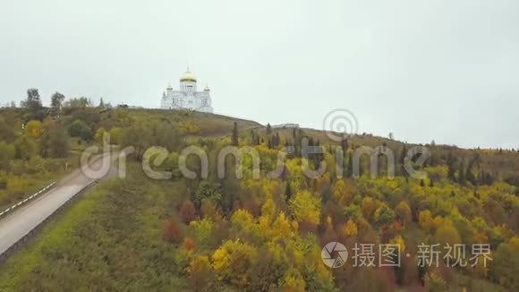 鸟瞰教堂和地标，金色黄色住宅在户外秋季季节。 剪辑。 秋季教堂的俯视图