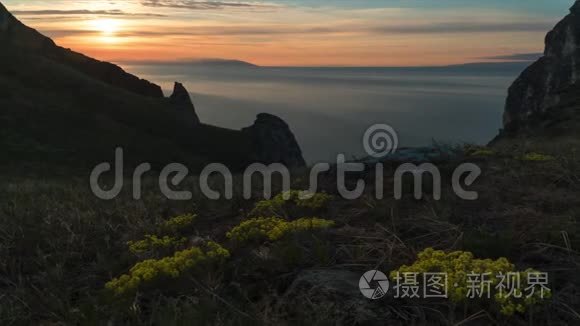 大湖上的日出，云和山