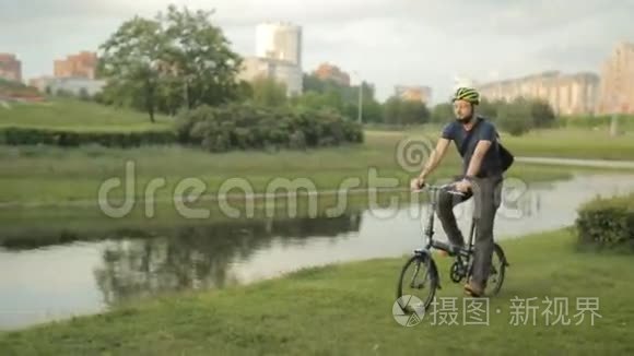 带智能手表的人骑着折叠自行车视频