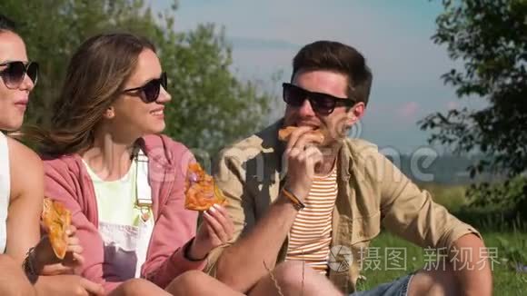夏天公园野餐时吃披萨的朋友视频