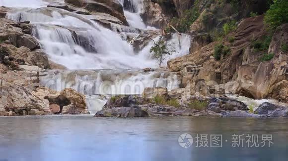 山涧瀑布在前景流入湖泊视频