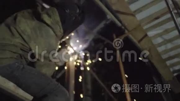 焊工在工厂焊接钢架视频