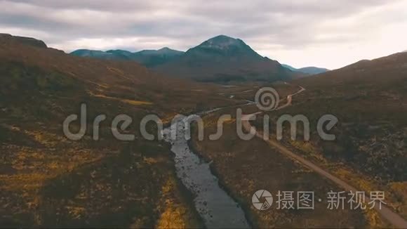 飞越苏格兰的山涧视频