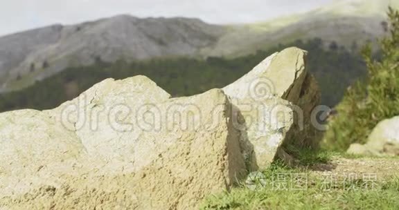 穿着登山靴的人视频