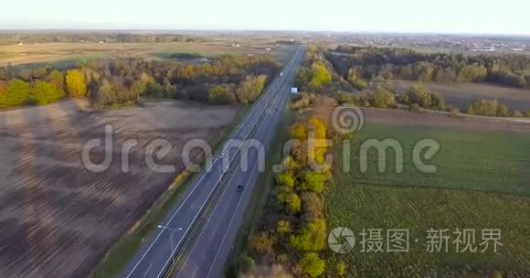 在有交通的道路上飞行