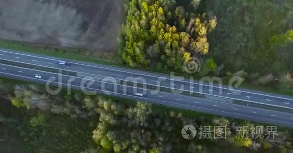 在有交通的道路上飞行