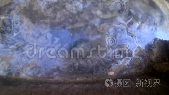 下水道的排水沟在沟渠上流动视频