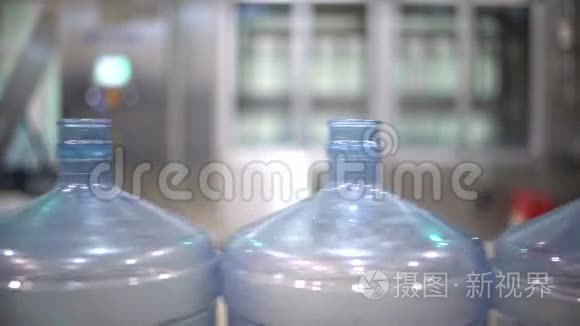 生产矿泉水和柠檬水塑料瓶视频