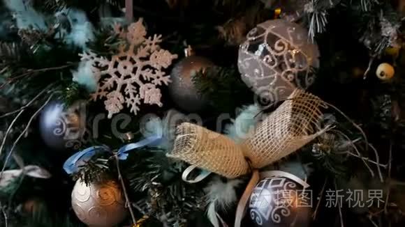 有球和装饰品的圣诞树