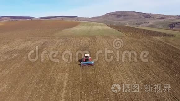 4k拖拉机、联合收割机耕田的高空俯视图