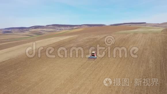 4k拖拉机联合收割机耕田的高空俯视图