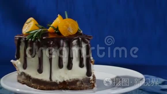 在深蓝色背景的桌子上放着美味的巧克力蛋糕。 一块巧克力蛋糕和香草奶油。 空投