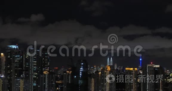 在吉隆坡，马来西亚看到了拥有马石油双子塔和摩天大楼的夜市