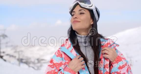 美丽的年轻女子享受冬天的景色视频