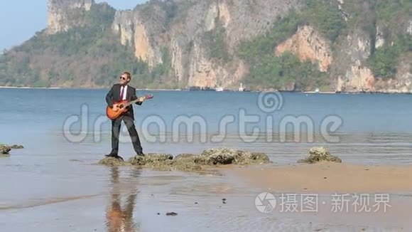 吉他手在低潮时与岛屿对抗视频