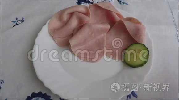 盘子里有猪肉火腿片视频