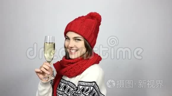 女人用香槟庆祝圣诞节或新年视频