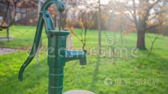 老式绿色水泵供水视频