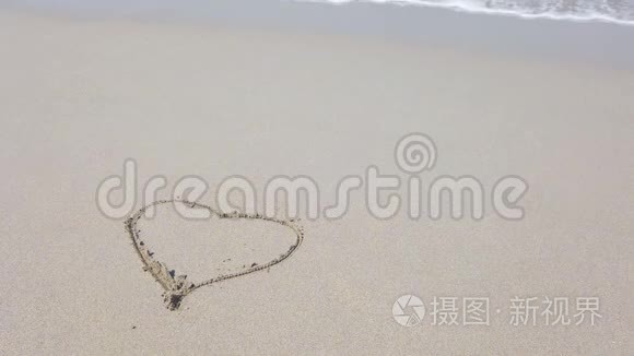 海浪冲刷掉的沙滩上的心形图案