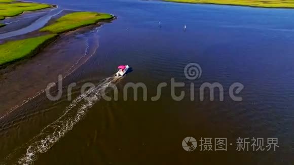 在湿地环绕的河流上的船视频