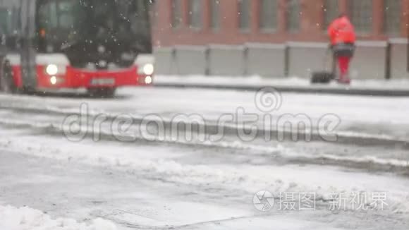 暴风雨期间巴士抵达冰冻平台视频