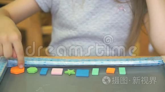 幼儿学习用颜色和形状计数视频