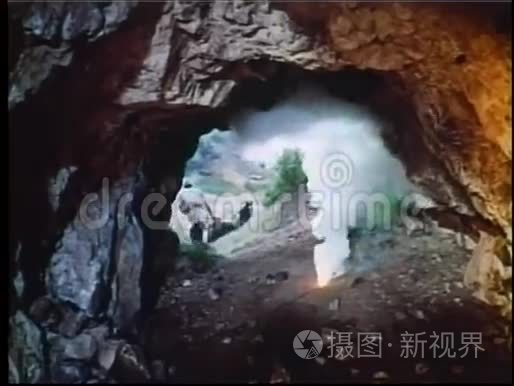 人们在山洞里引爆视频