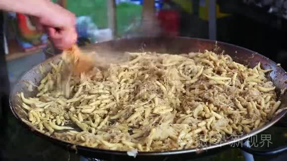 大锅里放着泡菜的金薯饺子视频