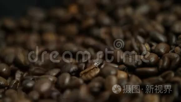 咖啡豆散落在黑色的背景上视频