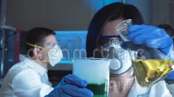 实验室里从事化学工作的女人视频