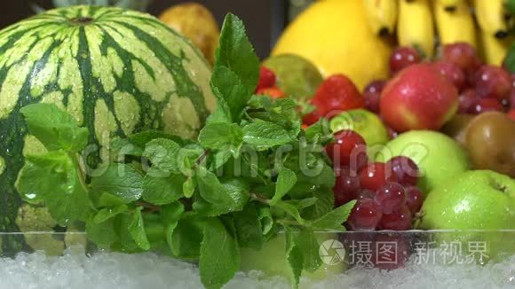 多彩背景，多汁和新鲜的草药，水果和蔬菜在冰上