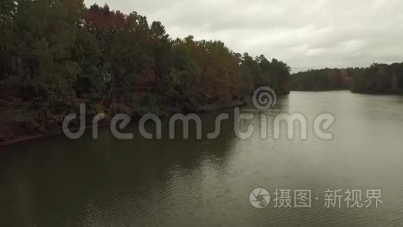 NC雷利附近蟹树湖的航拍视频