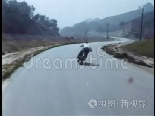 高速摩托车追逐乡村道路