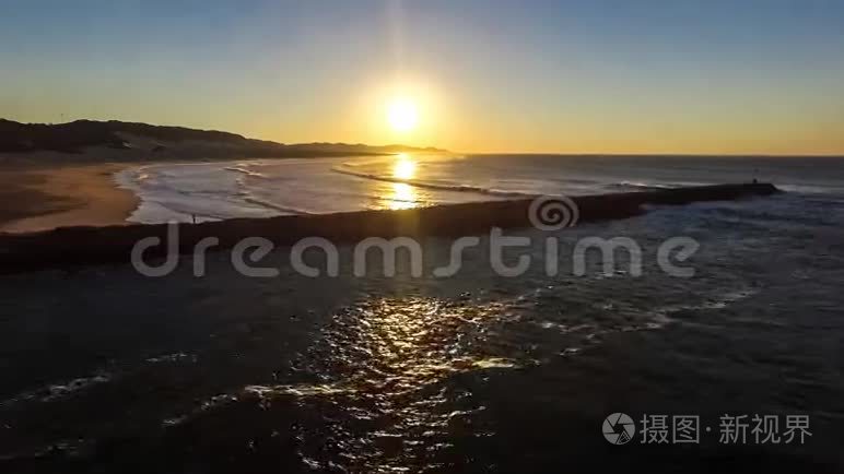 海上和海滩上空的空中日出视频视频