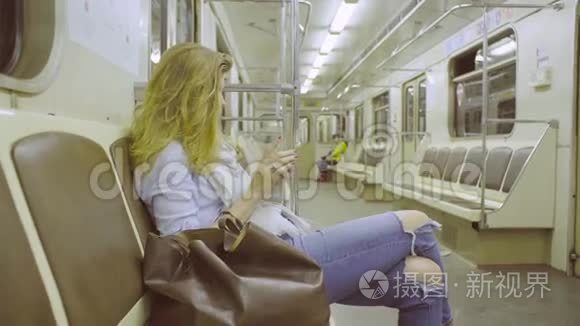 坐地铁火车的年轻女子视频