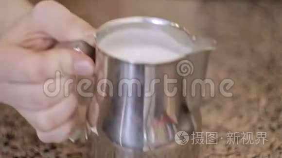 咖啡师搅动牛奶，制作卡布奇诺