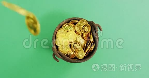 在绿色背景下为圣帕特里克准备一罐黄金