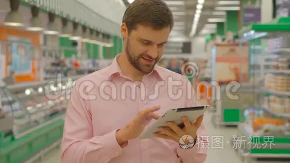 超级市场使用平板电脑的人视频