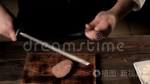 商用厨房中男厨磨刀的切割视频