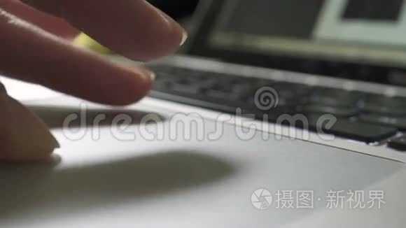 使用笔记本电脑的妇女的手（2分之一）