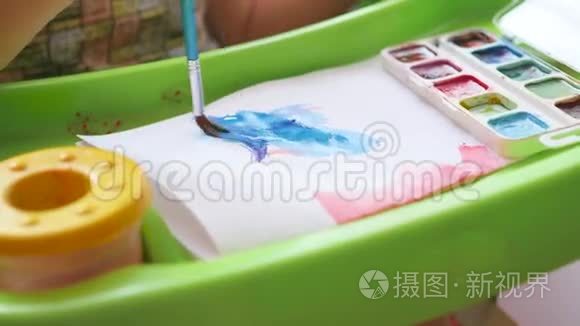 小孩子在一张纸上画颜料视频