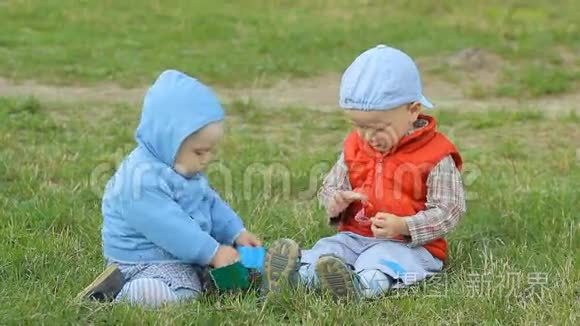 两个男孩在公园的草坪上玩耍视频