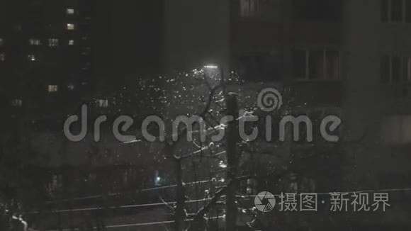 夜间大雪在假日的路灯旁闪烁视频