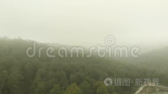 雾中高可山湖的鸟瞰图