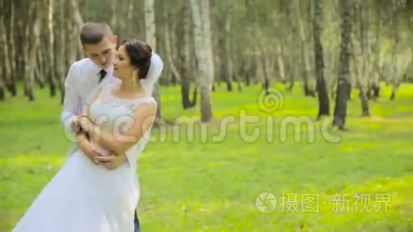 已婚夫妇在户外跳舞