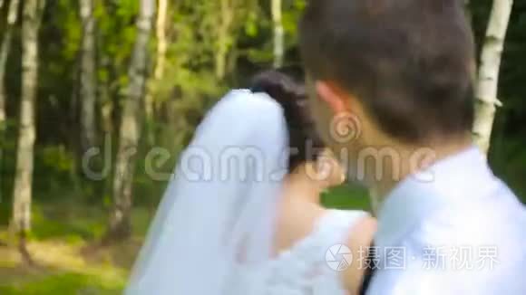 已婚夫妇在户外跳舞