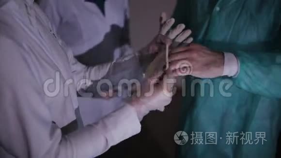 护士帮医生戴上白手套视频