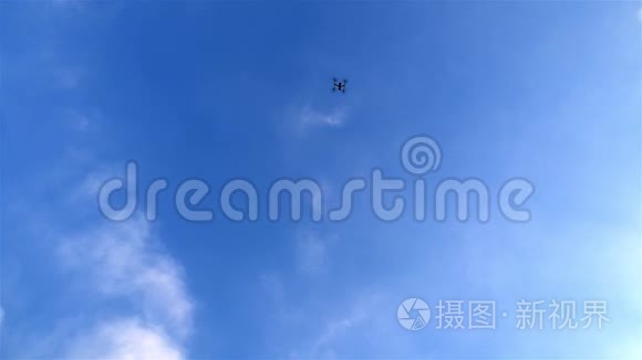 在蓝天上飞行的多翼无人机