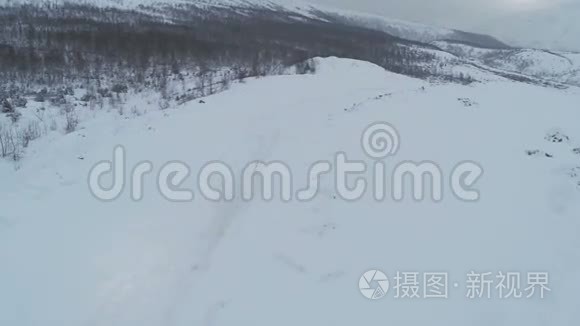 雪山公路上汽车行驶的鸟瞰图视频