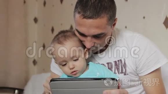爸爸和儿子在平板电脑上玩